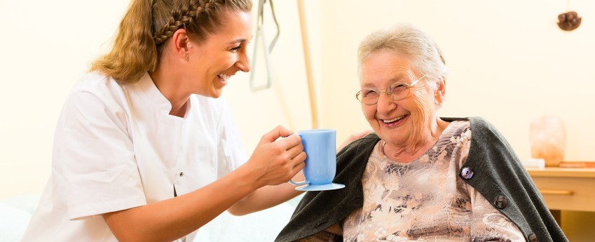 Alter und Pflege - Pflegerin und Seniorin im Altenheim